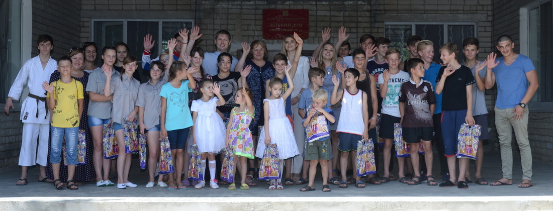 Организаторы благотворительной акции с воспитанниками детского дома с. Надежда Ставропольского края