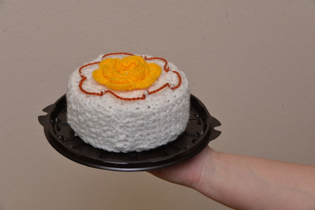 Аппетитный торт, связанный из шерстяных ниток.