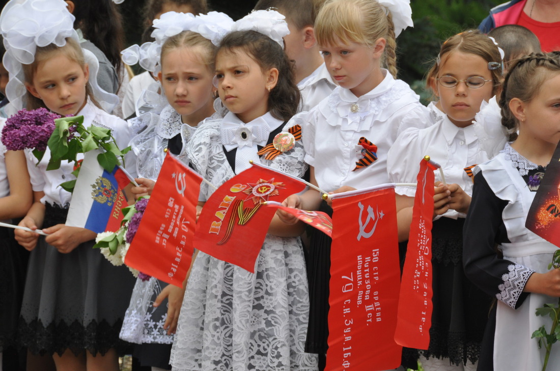Школьник на церемонии открытия мемориальной доски в ст. Каменнобродской