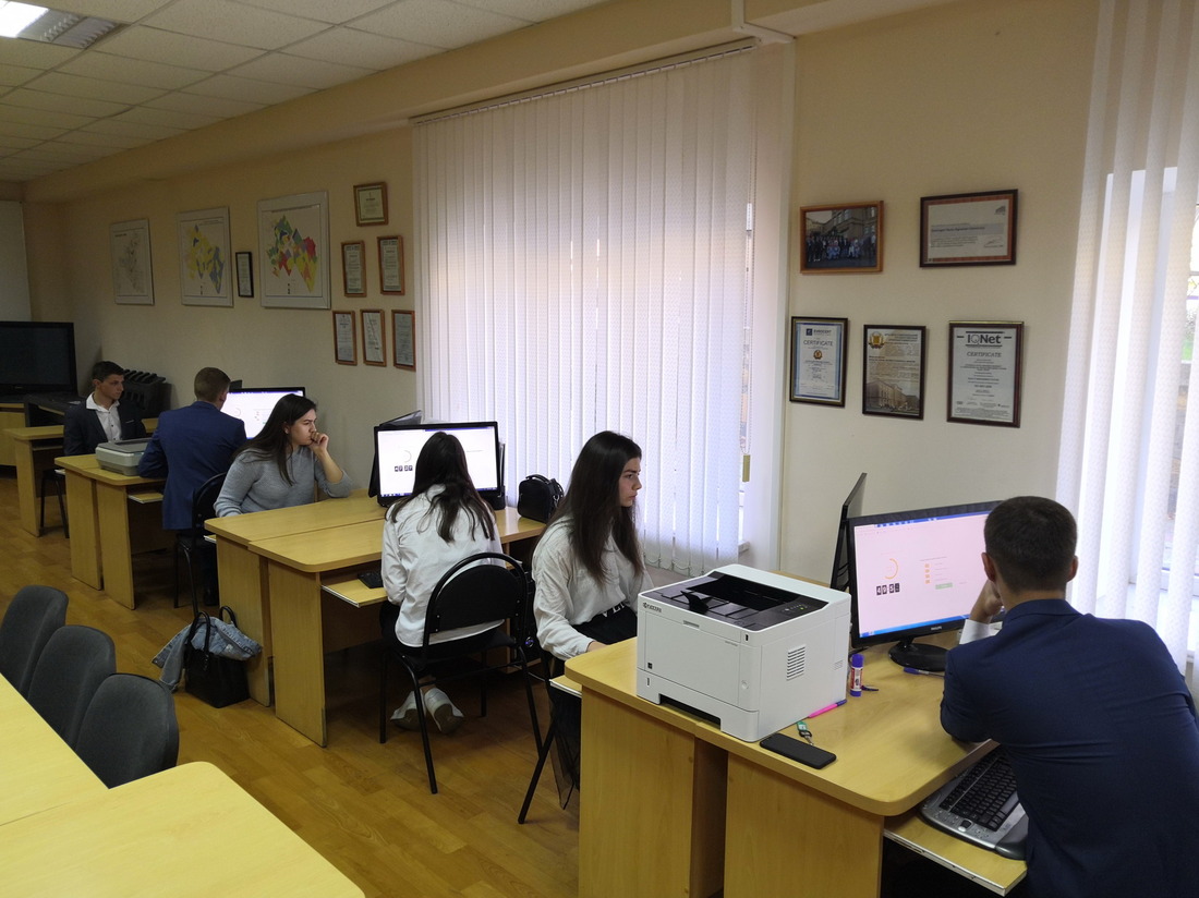 Студенты Ставропольского государственного аграрного университета на компьютерном тестировании