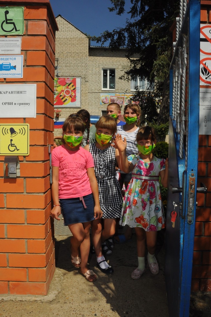 Воспитанники социально-реабилитационного центра с. Тищенского провожают газовиков у ворот
