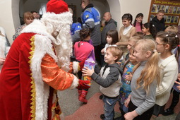 Дед Мороз вручает сладкие подарки ребятам из города Изобильного Ставропольского края