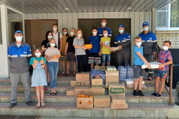 Участники и организаторы благотворительной акции в детском доме поселка Солнечнодольска Ставропольского края