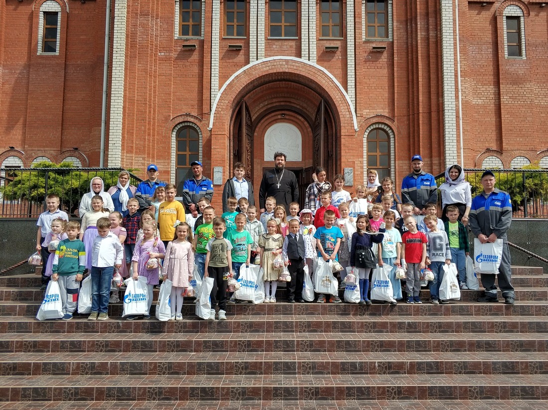 Участники благотворительной пасхальной акции у храма поселка Рыздвяного. Фото Владимира Коваленко