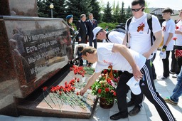 Возложение цветов у мемориального комплекса в п. Рыздвяном