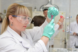 Лаборант химического анализа Моздокского ЛПУМГ Елена Блазнова определяет жесткость воды