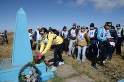 Возложение цветов к мемориалу воинам, погибшим в годы Великой Отечественной войны