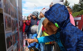 Воспитанники детского сада поселка Рыздвяного на фотовыставке "Мы помним подвиг солдата"