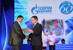 Первый заместитель председателя Правительства Ставропольского края Иван Ковалев (справа) награждает работников Общества