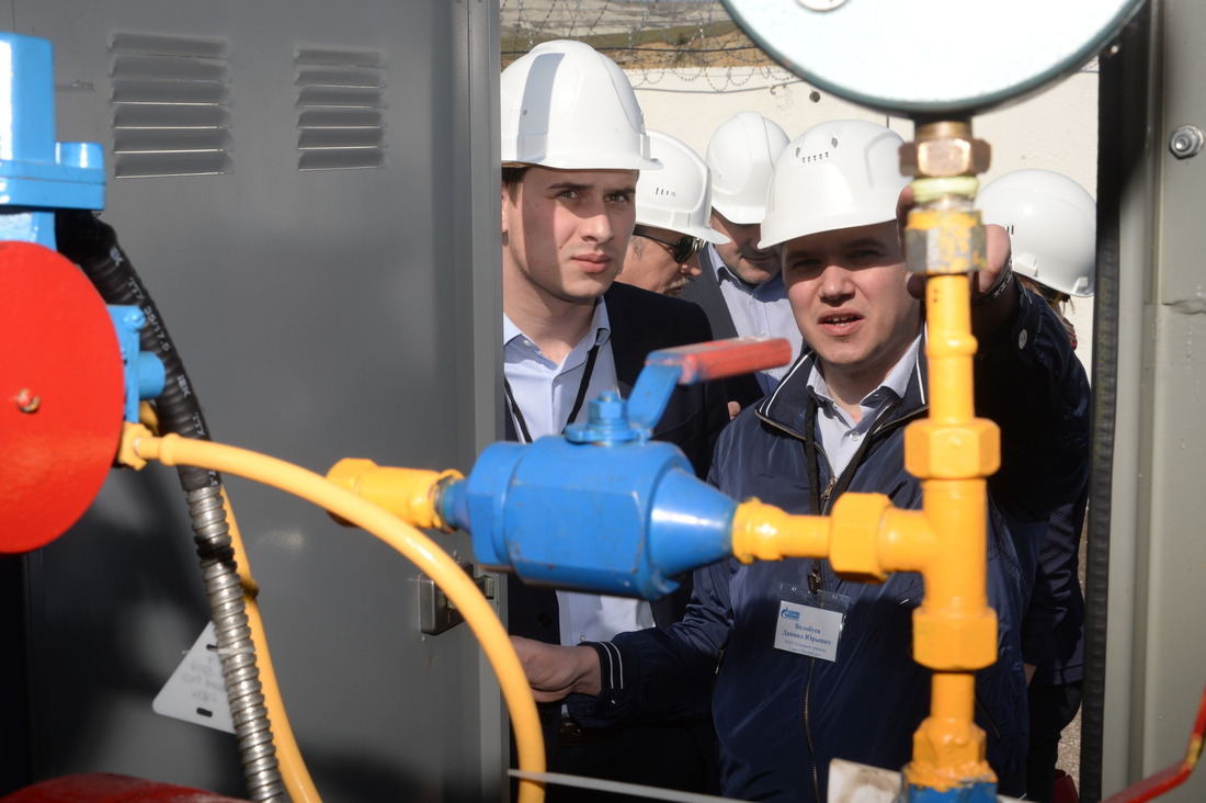 Приемочная комиссия осматривает турбодетандерную энергетическую установку на газораспределительную станцию города Кисловодска