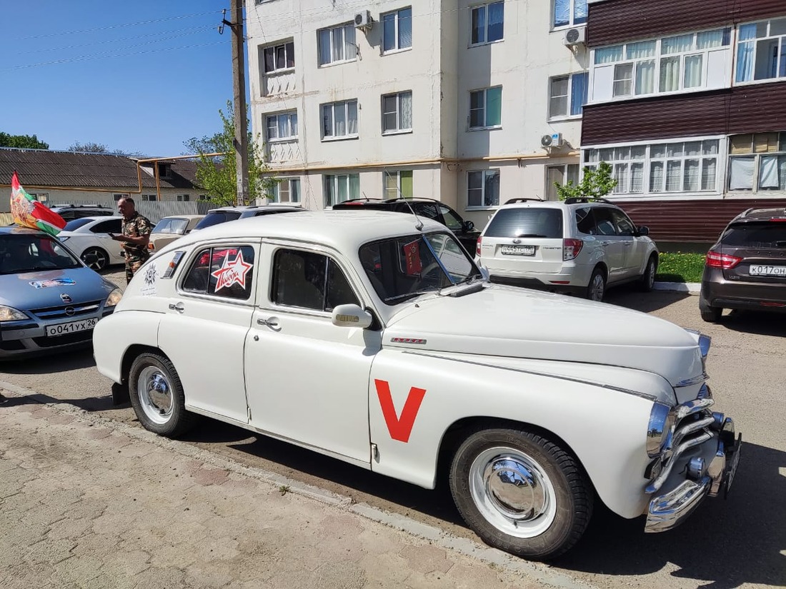 Участники автопробега на главной площади поселка Рыздвяного. Фото Алексея Фищева