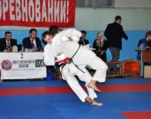 Иван Кирьянов (слева) наносит атакующий удар