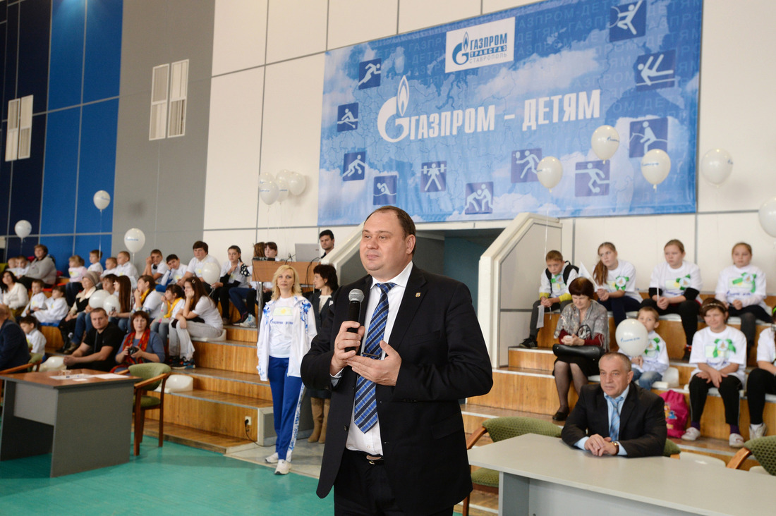 Участников спортивных состязаний приветствует генеральный директор ООО "Газпром трансгаз Ставрополь", депутат Думы СК Алексей Завгороднев.