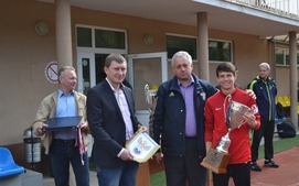 Капитан команды «Газпром Трансгаз Ставрополь» Павел Фомин получает кубок за третье место на турнире.