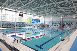 Большой бассейн в физкультурно-оздоровительном комплексе в Тихвине.