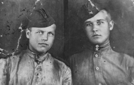 Владимир Беликов со школьным другом Георгием Крапивиным, 1944 год