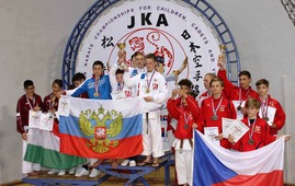 Российская команда завоевала "золото" в командном кумите среди спортсменов 12-13 лет