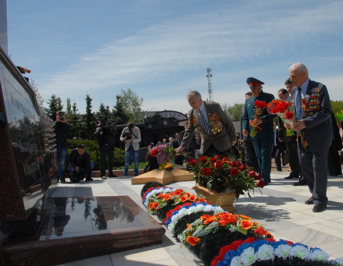 Возложение цветов к мемориальному комплексу воинам, погибшим в годы Великой Отечественной войны