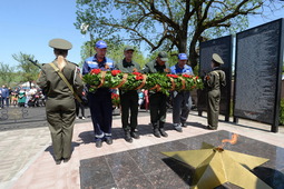 Газовики возлагают цветы к мемориалу павших героев Великой Отечественной войны