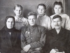 Федор Фищев (в центре) и семья старшего брата Алексея Фищева, 1946 год