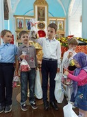 Воспитанники воскресных школ с подарками