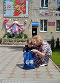 Юный воспитанник Изобильненского социально-реабилитационного центра для несовершеннолетних рассматривает подарок от работников ООО "Газпром трансгаз Ставрополь"
