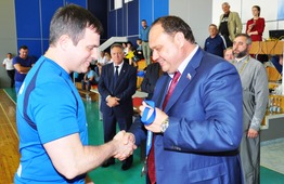 Алексей Завгороднев награждает лучших игроков соревнований