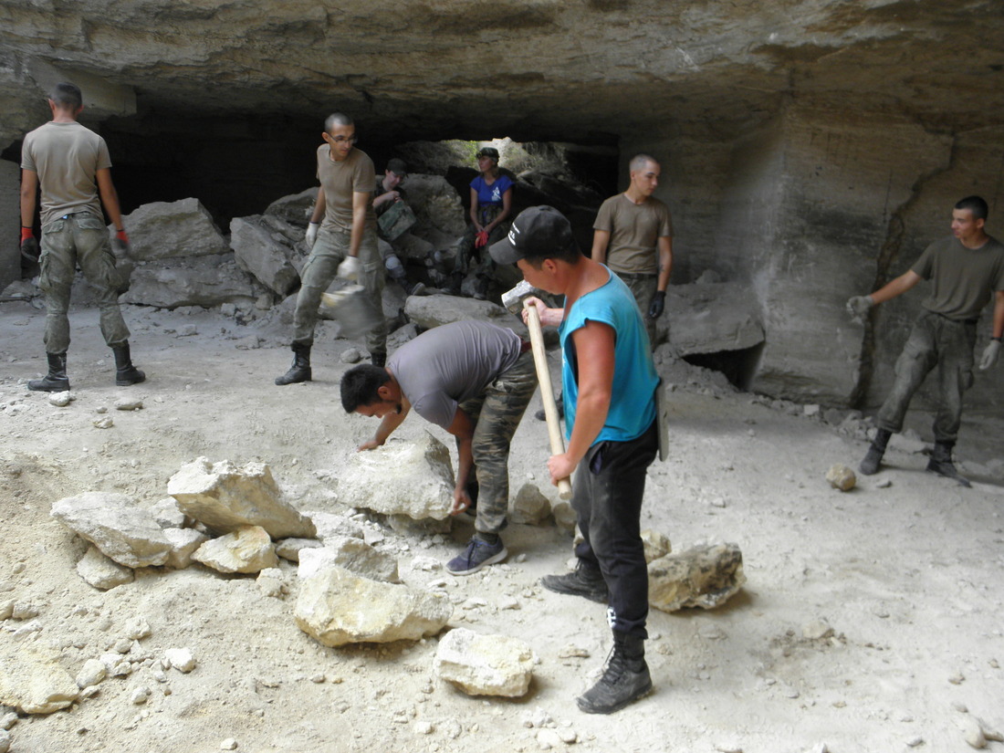 Раскопки в Центральных каменоломнях Керчи