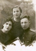 Александр Харченко с женой (сидят) и Галина (стоит) по пути в госпиталь, 1 марта 1944 года