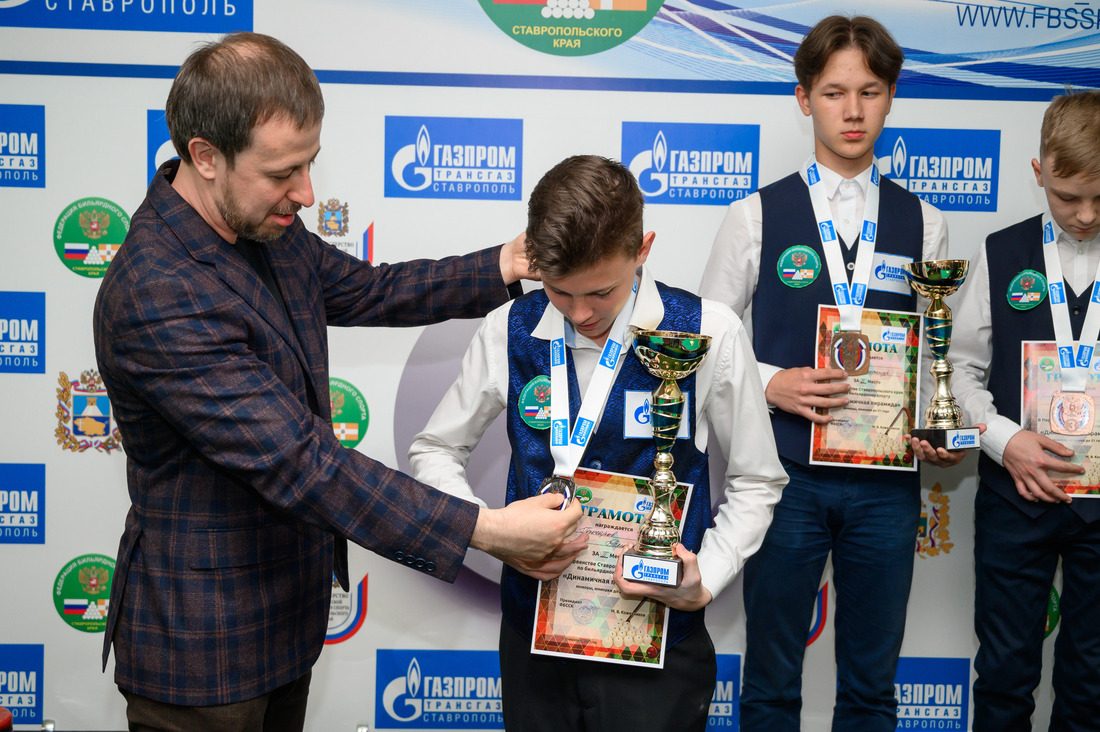 Михаил Кожевников (слева) награждает лучших бильярдистов турнира