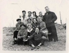 Рабочие будни трудового отряда промысловиков. Никифор Иванович Пороховой вверху справа, 1957 год