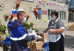 Директор центра в селе Тищенском Татьяна Шубная получает подарки от газовиков