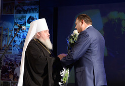 Митрополит Ставропольский и Невинномысский Кирилл вручает высокую награду Алексею Завгородневу.