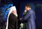 Митрополит Ставропольский и Невинномысский Кирилл вручает высокую награду Алексею Завгородневу.