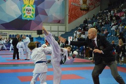 Эффектный силовой прием дебютанта соревнований Егора Левченко (справа). Фото Виктора Мащенко