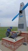 Памятник советским летчикам, погибшим в годы Великой Отечественной войны, расположен в 5 км от села Преградное, Красногвардейского района, Ставропольского края.