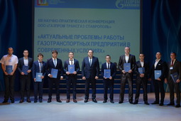 Алексей Завгороднев (в центре) в победителями конференции. Фото Андрея Тыльчака
