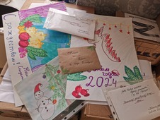 Детские рисунки и письма с теплыми пожеланиями для поддержки боевого духа. Фото Андрея Тыльчака