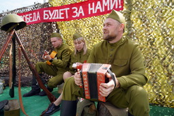 Праздничная программа на центральной площади поселка Рыздвяного.