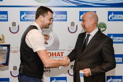 Вице-президент федерации бильярдного спорта России Игорь Филиппов и чемпион турнира Никита Ливада