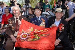 Ветераны войны со Знаменем Победы