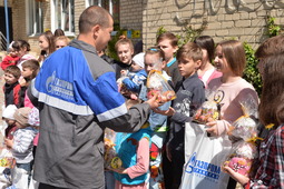 Подарки и поздравления от газовиков принимают воспитанники детского дома села Тищенского