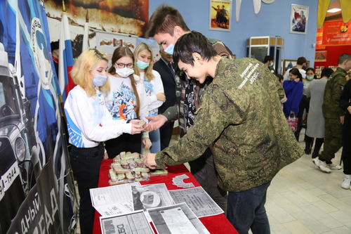 Информационная выставка с боевыми наградами времен Великой Отечественной войны