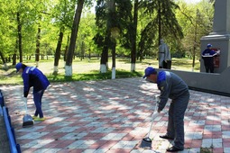 Газовики Камыш-Бурунского ЛПУ МГ восстанавливают памятник в Калмыкии