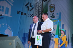 Глава города Невинномысска Михаил Миненков (слева) вручает награду начальнику Невинномысского ЛПУМГ Павлу Католицкому (справа)