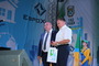 Глава города Невинномысска Михаил Миненков (слева) вручает награду начальнику Невинномысского ЛПУМГ Павлу Католицкому (справа)