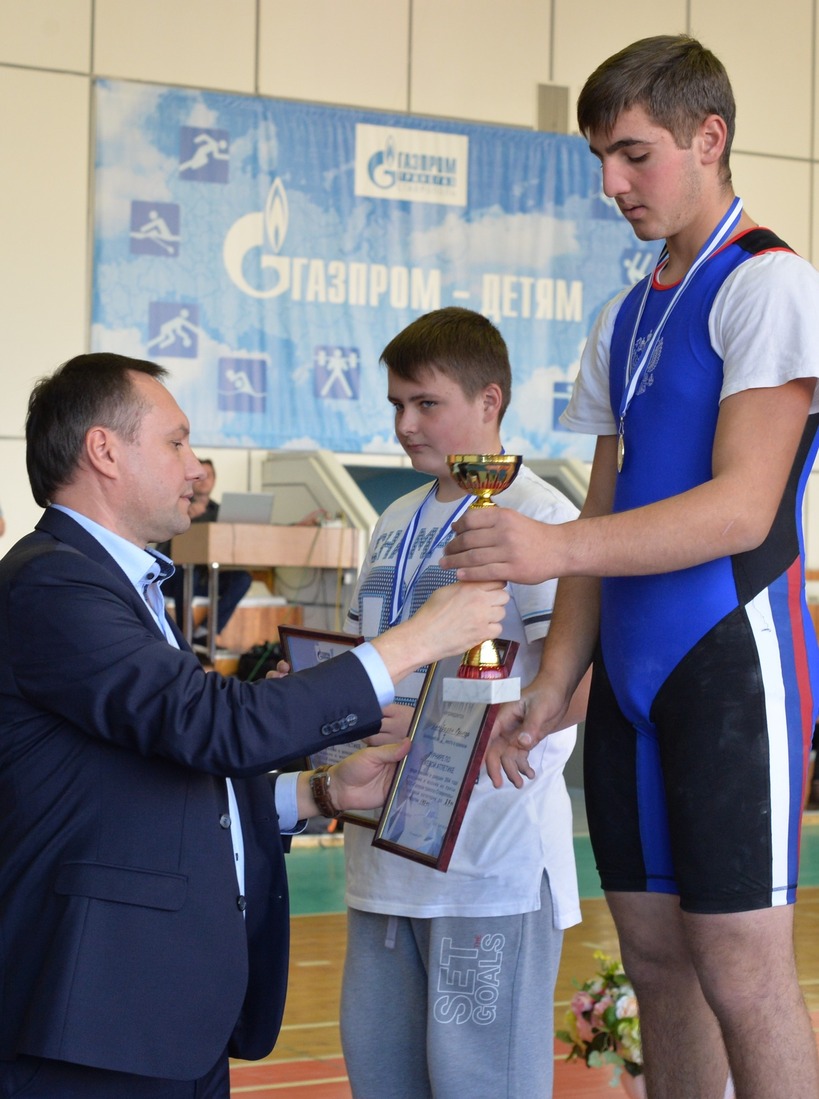 Андрей Баранов награждает Григора Енгибаряна, 23 ноября 2019 года