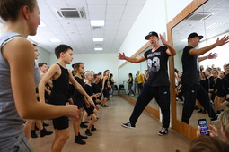 Эстрадному танцу учит известный отечественный хореограф Александр Коргинов