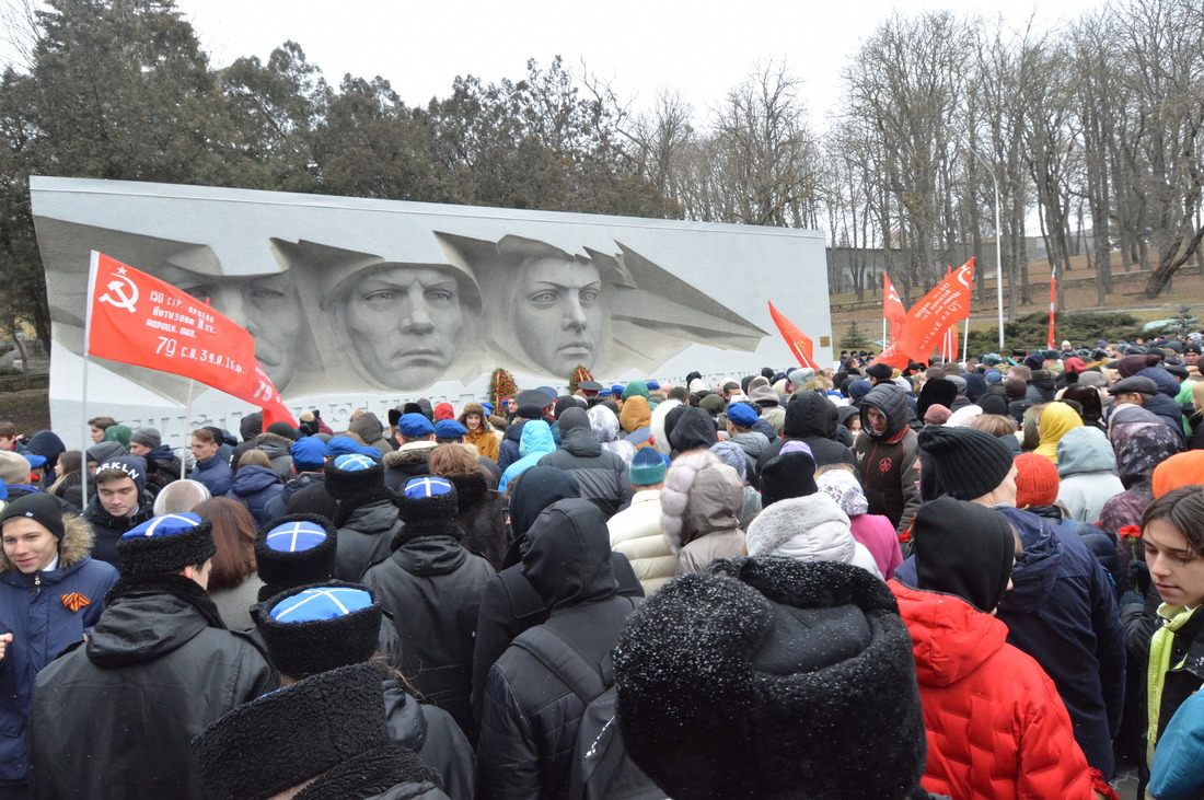 Участниками торжественного митинга стали сотни неравнодушных гостей и жителей краевой столицы
