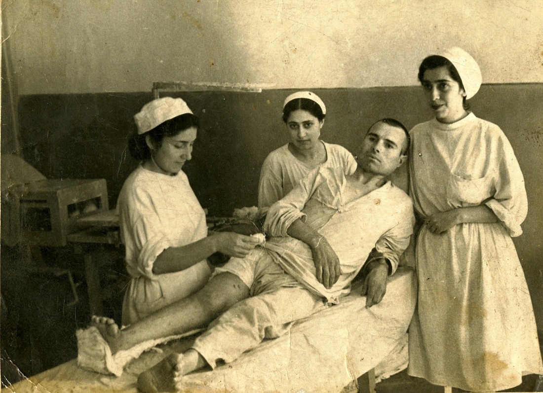 И.В. Ходырев в госпитале (г. Тбилиси) после ранения в Севастополе, 1944 год